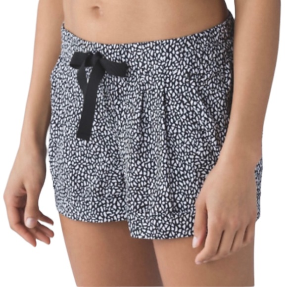 lululemon athletica Pants - lululemon Women spring break away short Size 6